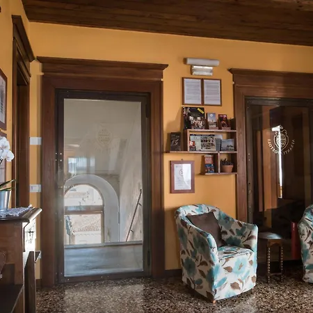 Hotel Ai Santi Apostoli 3*
