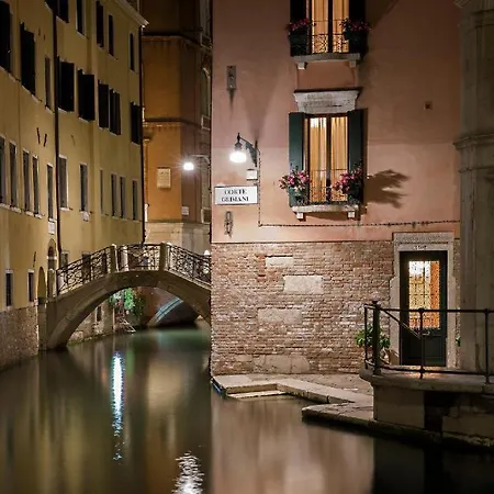 Отель Ai Santi Apostoli Sul Canal Grande - Ferretti Collection