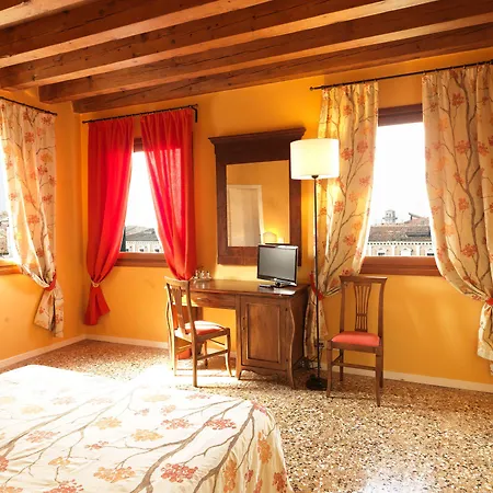 Отель Ai Santi Apostoli Sul Canal Grande - Ferretti Collection 3*