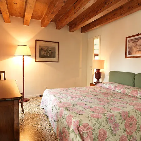 Отель Ai Santi Apostoli Sul Canal Grande - Ferretti Collection